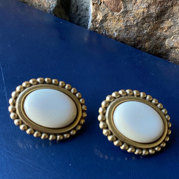 🎀 Napier Vintage Gold tone Cream Color Beaded Edge Clip On Earrings - Picture 6 of 10
